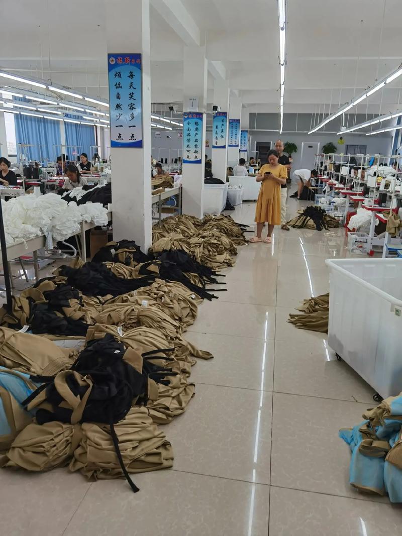 生產車間現(xiàn)場 #工廠實拍視頻 #帶你走進服裝廠 #努力的服